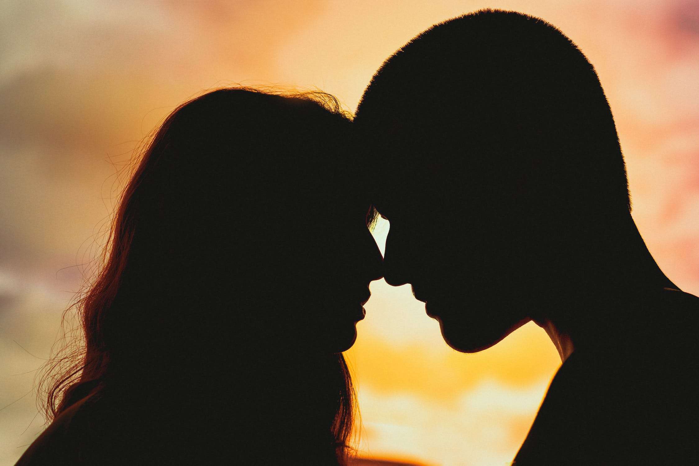 How Do Guys Know When They've Met The One? Emotional connection: Men often feel a strong emotional connection with someone they see as a potential partner.